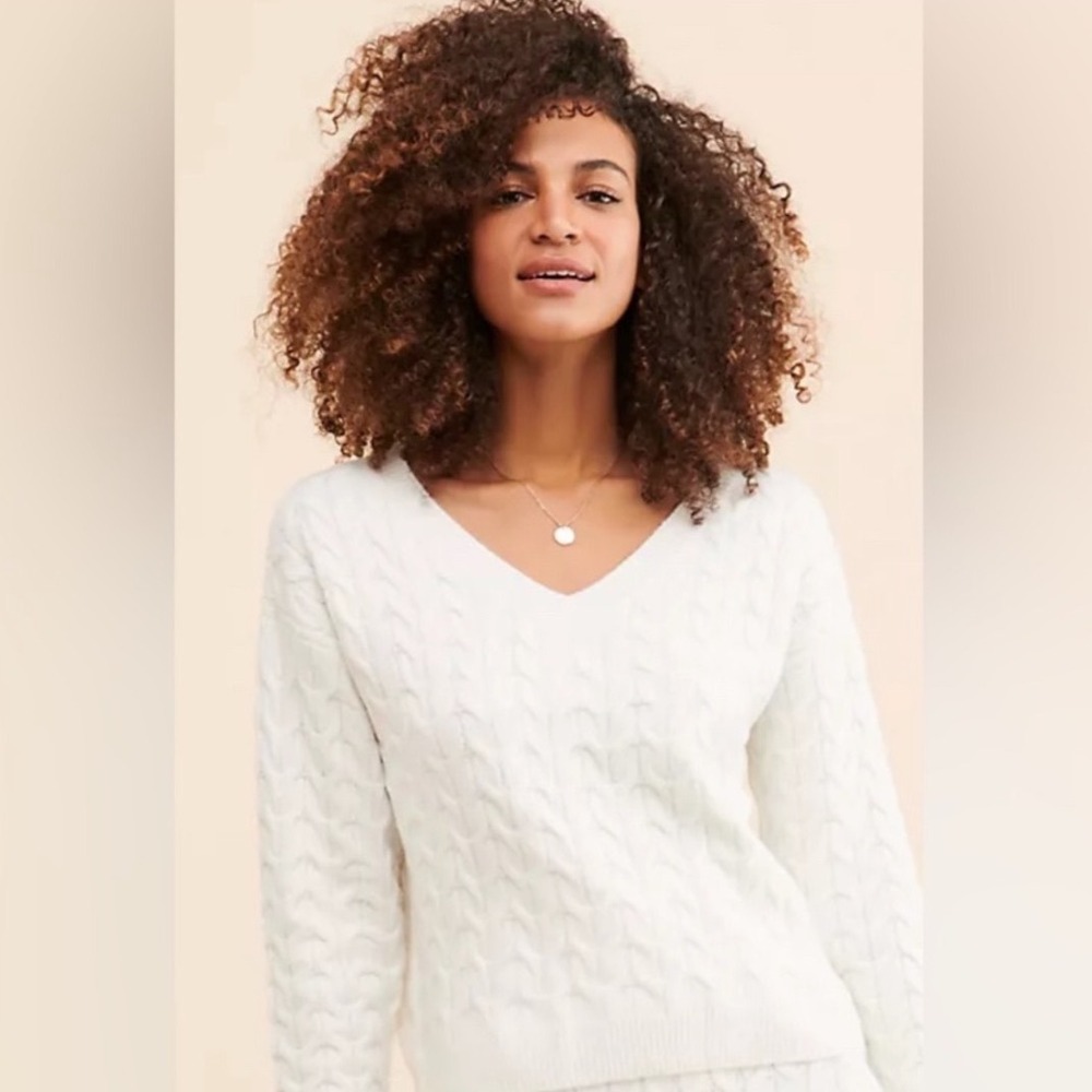 Flat White Calais Women S Cable Knit V-Neck Sweater Off White Cropped